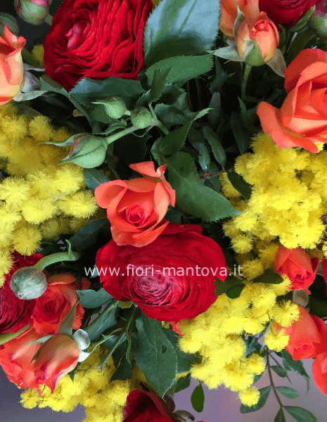 Bouquet di rose assortite e mimosa